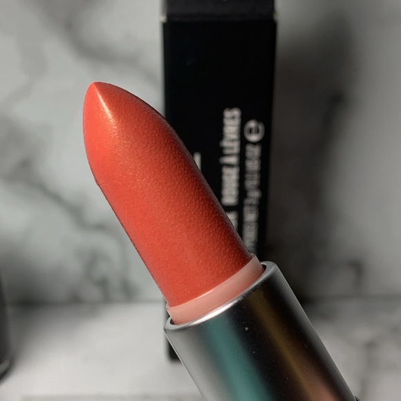 A SPRINKLE OF MAGIC Frost Lipstick MAC - Picture 5 of 16